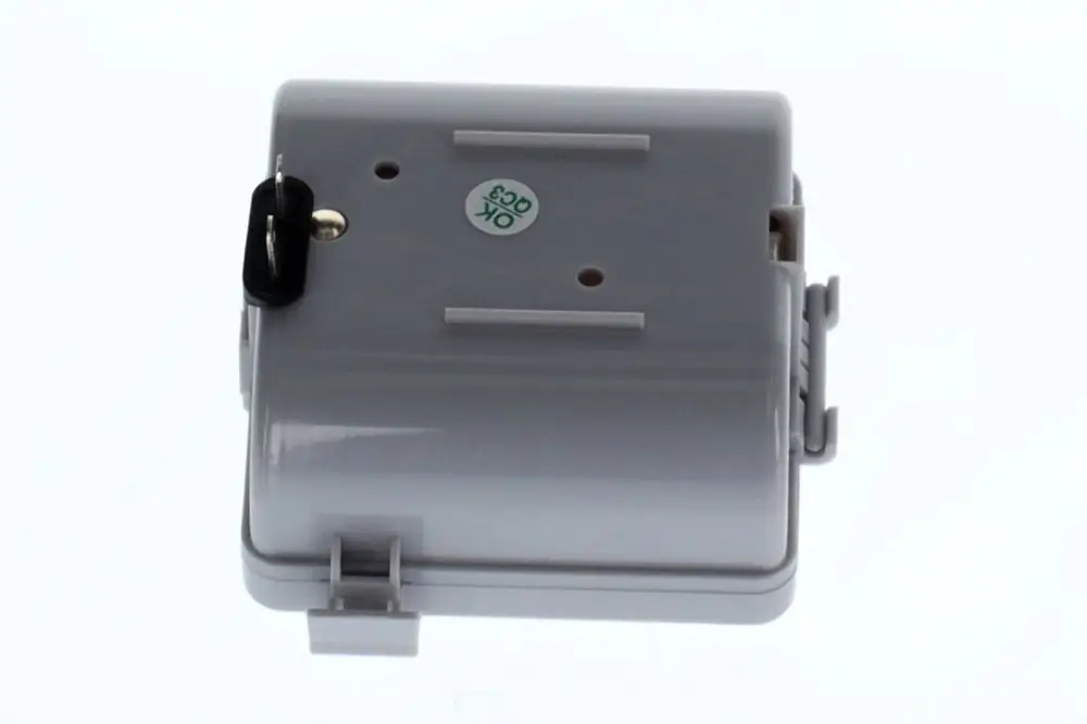 Graues Batteriegehäuse von Bosch mit Steckverbindung auf der Seite und mehreren Befestigungsmöglichkeiten. Die Oberseite zeigt ein Prüfsiegel.